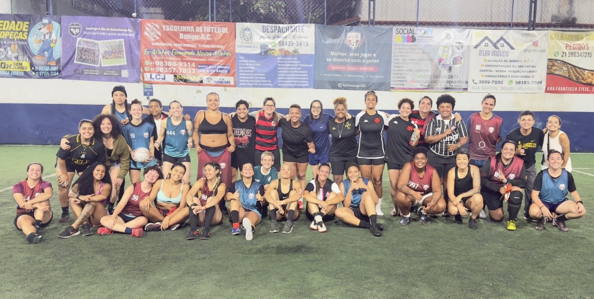 Mulheres jogando futebol na Abolição