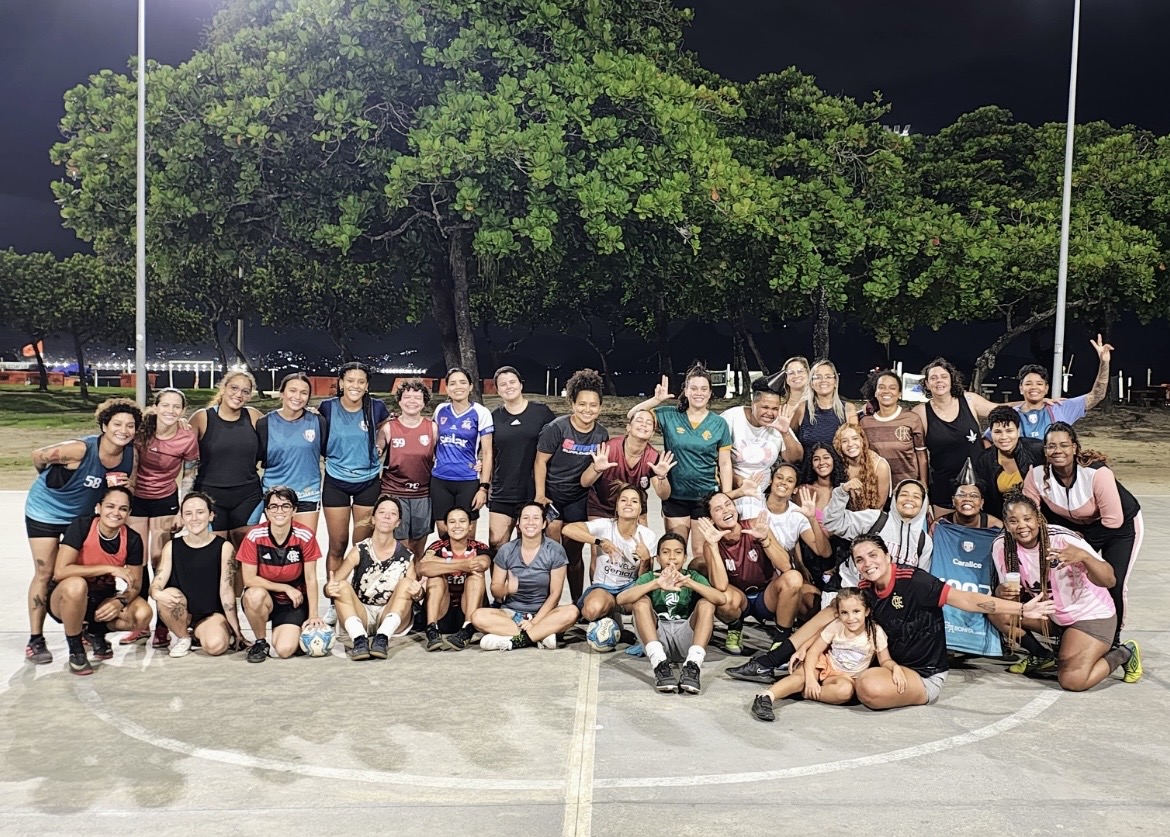 Mulheres jogando futebol no Aterro
